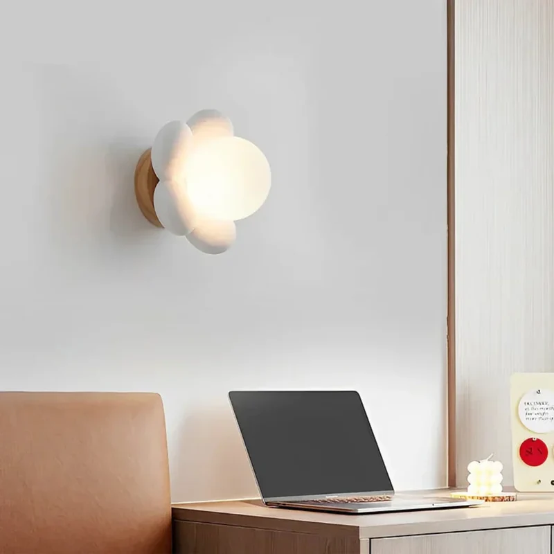 Moderne LED Wandleuchte in Creme für Blumen-Design im Wohnzimmer