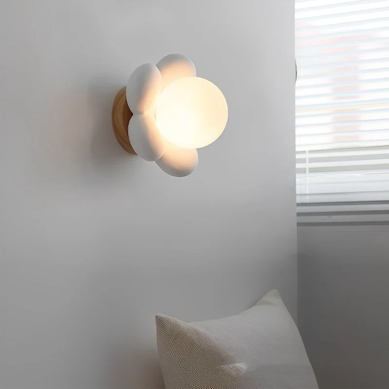 Moderne LED Wandleuchte in Creme für Blumen-Design im Wohnzimmer