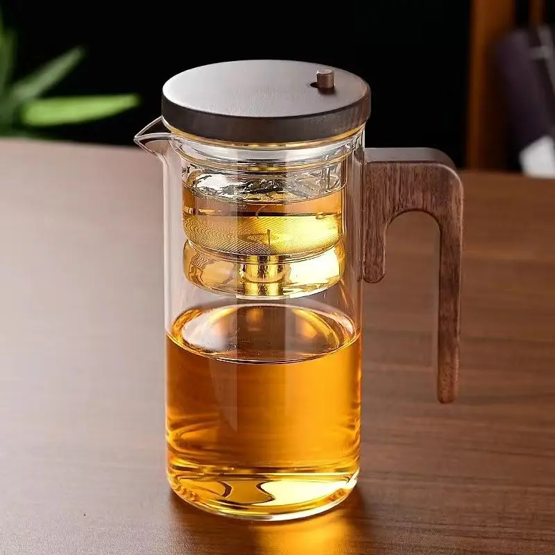 Elegant glas tepotte med infuser – stilfuld infusion med træhåndtag