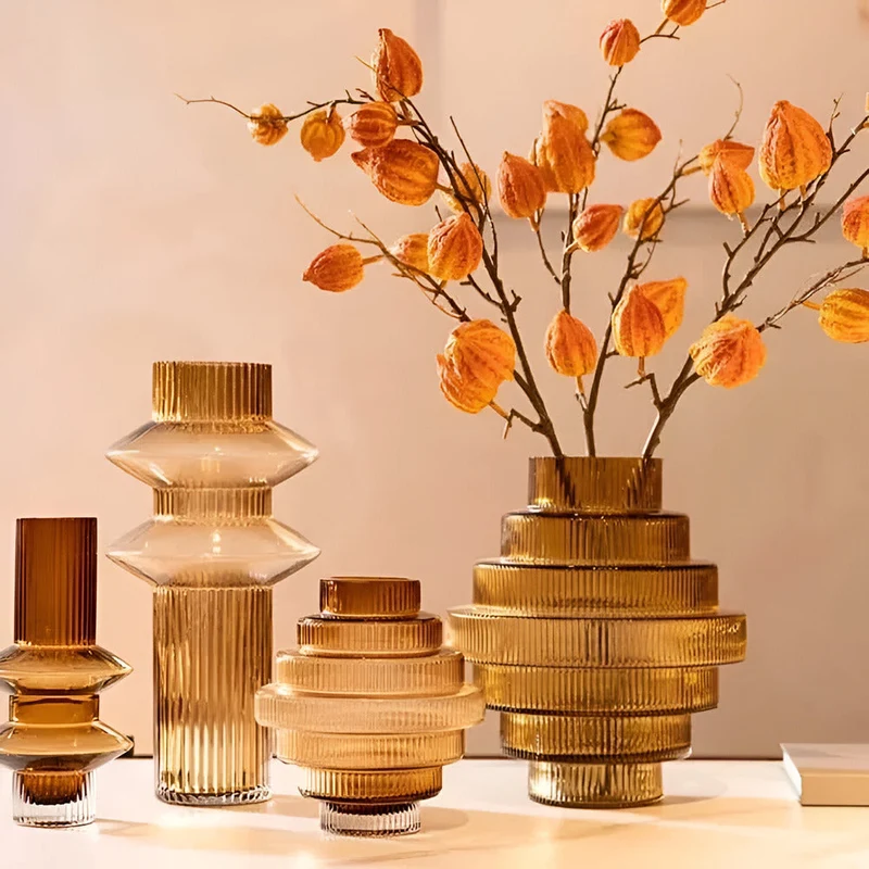 Elegant glasvase i amber - moderne dekorativ genstand til stilfulde rum