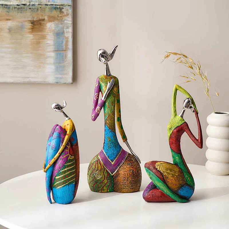 Afrikansk kvindefigur: abstrakt kunstværk i harpiks