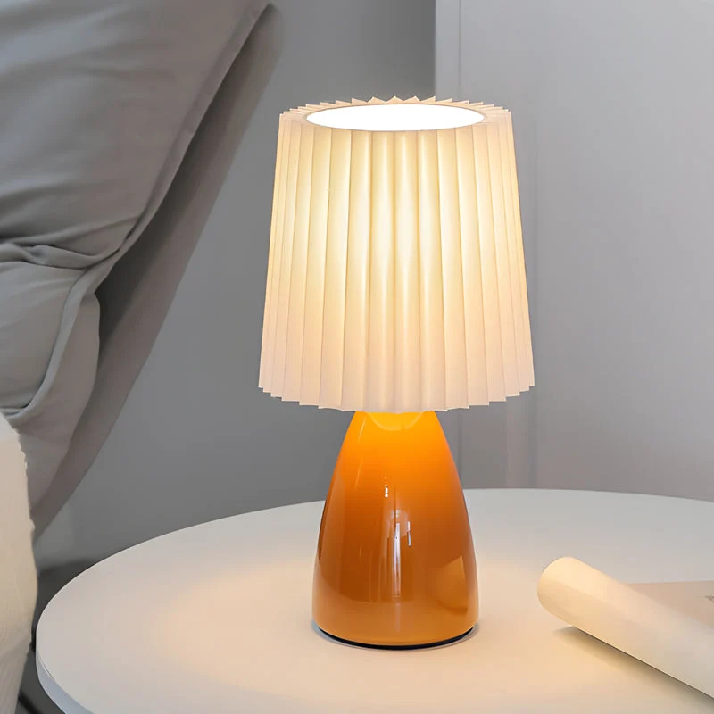 Elegant bordlampe med USB og justerbart lys i plissé stof