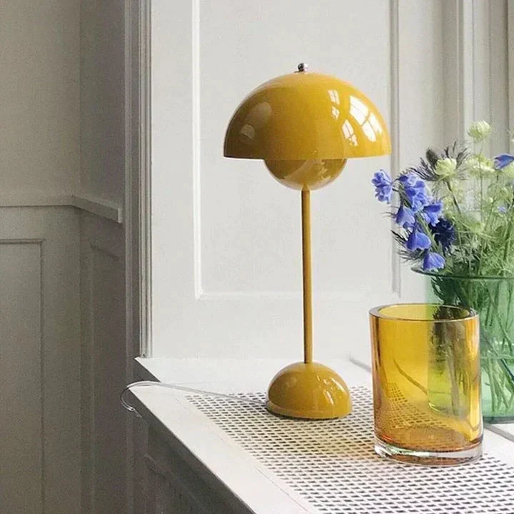 Nordisk Bordlampe med Justerbar LED - Elegant og Funktionel