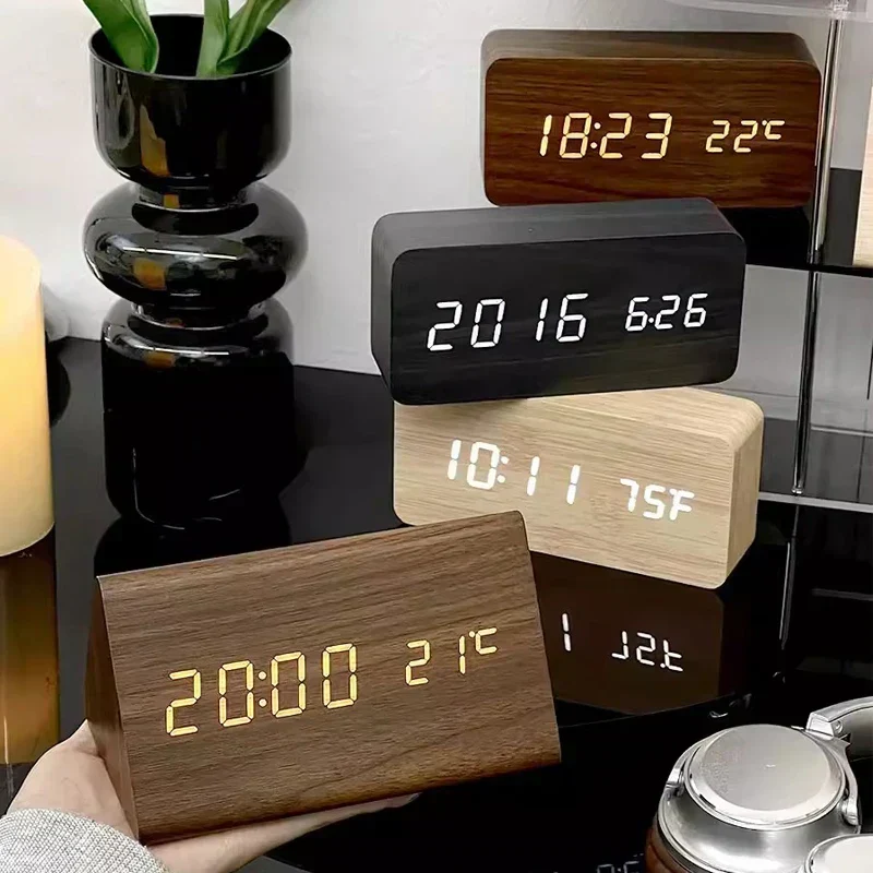 LED Ur med Trædesign - Stemmebetjening og Temperaturvisning