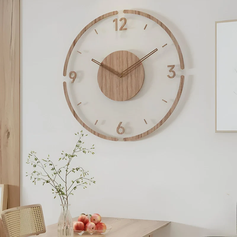 Væghængt ur i klart træ – Stilfuldt design i træ og akryl