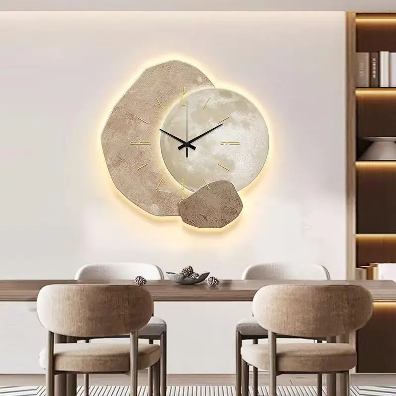 Elegant Vægur i Skandinavisk Stil | Moderne Design med Belysning