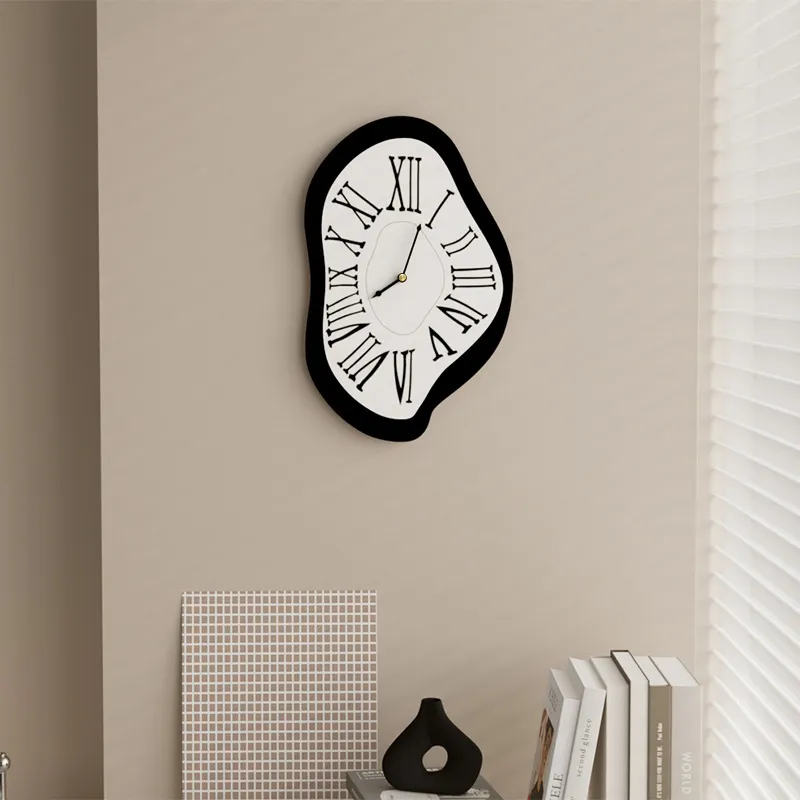 Surrealist vægure med kunstnerisk numerisk design