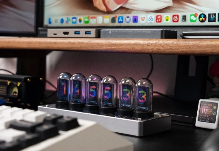 Vertikalt Nixie LED Væglampe – Skrivebordur