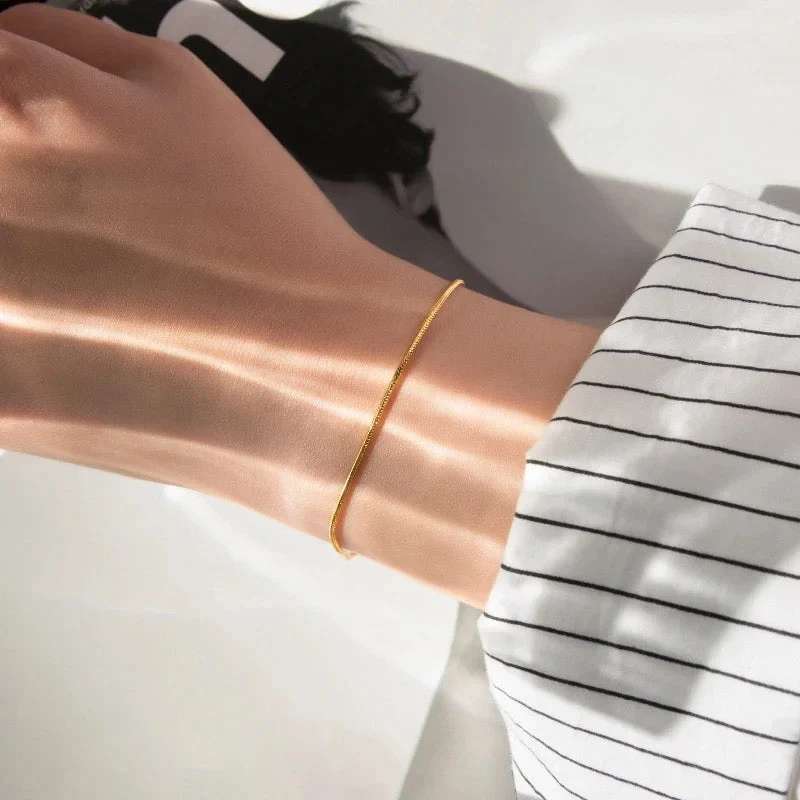Sublimér dit look med den elegante Slangekædearmbånd