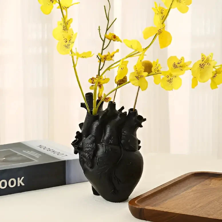 Hjerteformet Vase med Græsk Inspiration – Amara