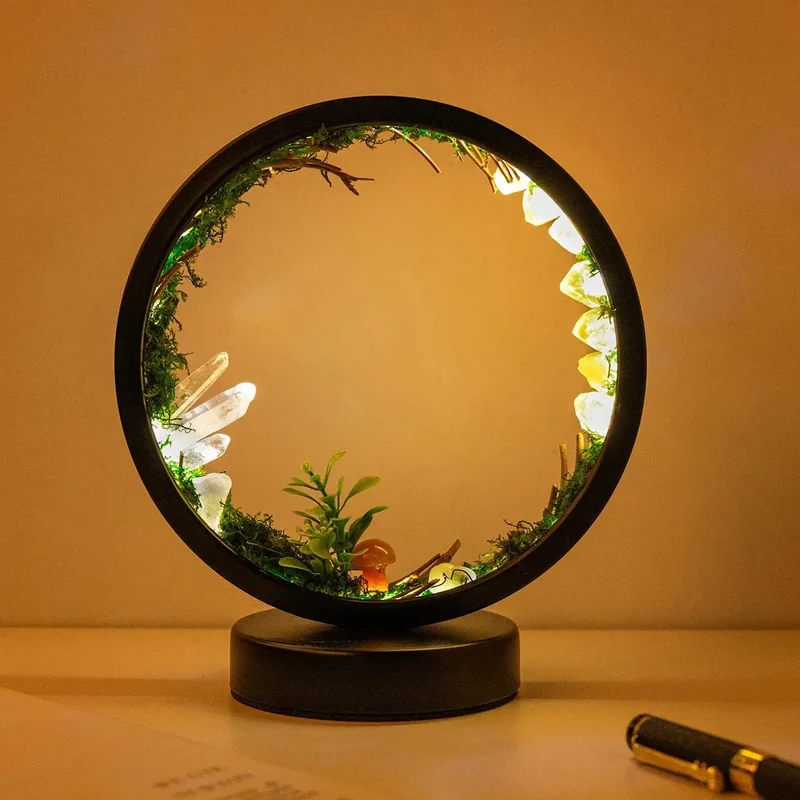 Elegant natlampe med rund ramme - grønne krystaller - stilfuld dekoration