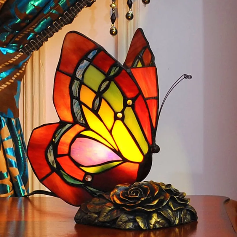 Romantisk Bordlampe med Blomstermotiv og Sommerfugl i Resine