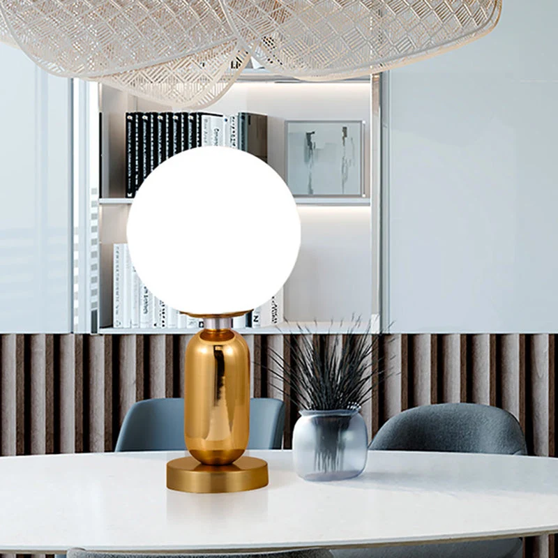 Moderne Glaskugle Lampe med Gyldent Metalbase – Stilfuld Belysning