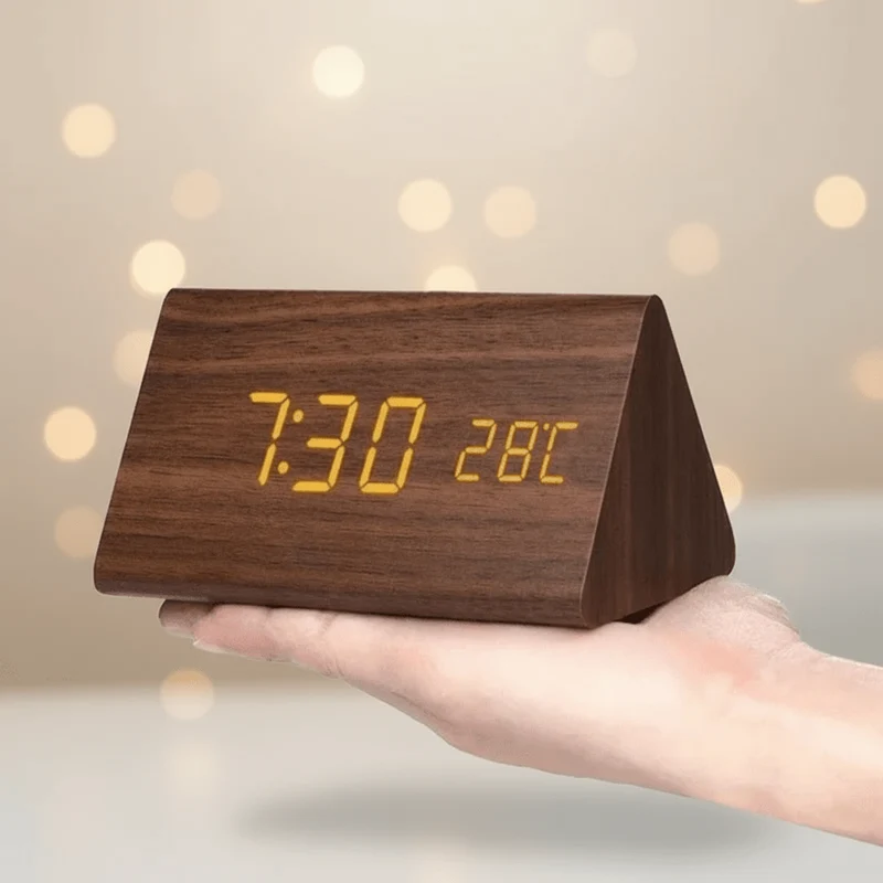Stilrent Træ LED Ur med Stemmekontrol og Justerbar Lysstyrke