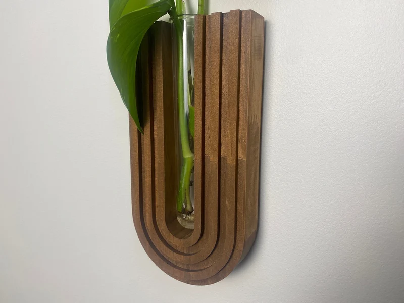 Elegant vægmonteret planteholder i træ med aftagelig vase