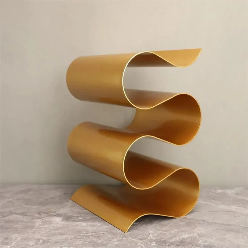 Elegant Vinreol i Metal med Pladsbesparende S-Design