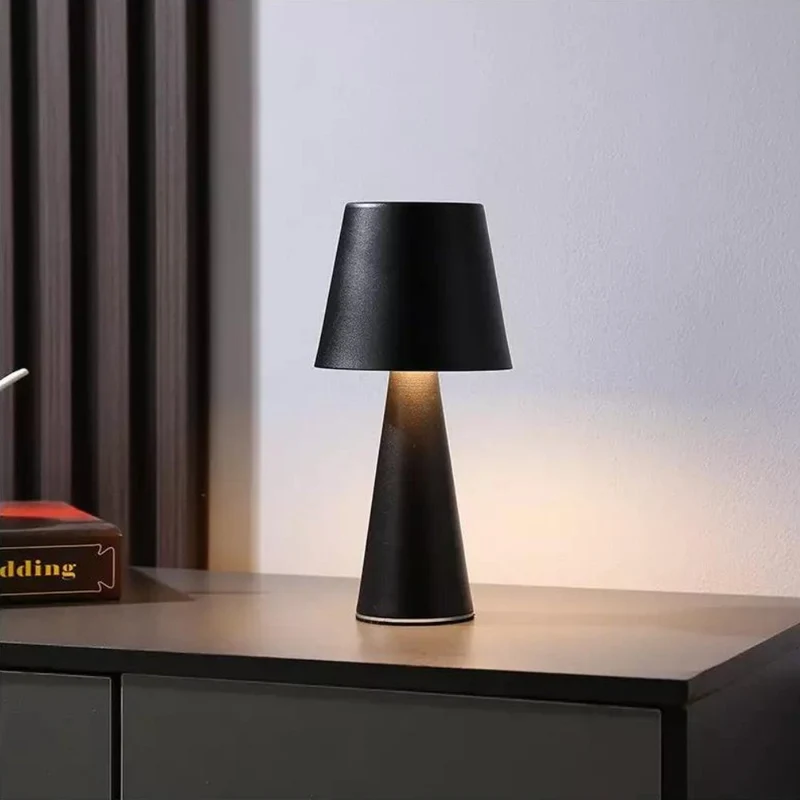 Elegant, trådløs bordlampe med justerbart LED-lys