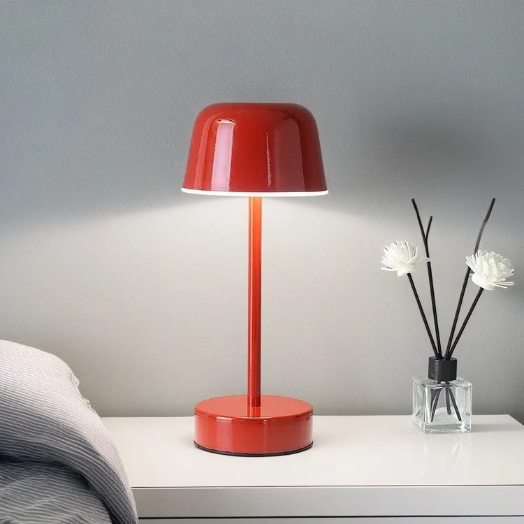 Genopladelig Farverig Bordlampe med Trådløst Design