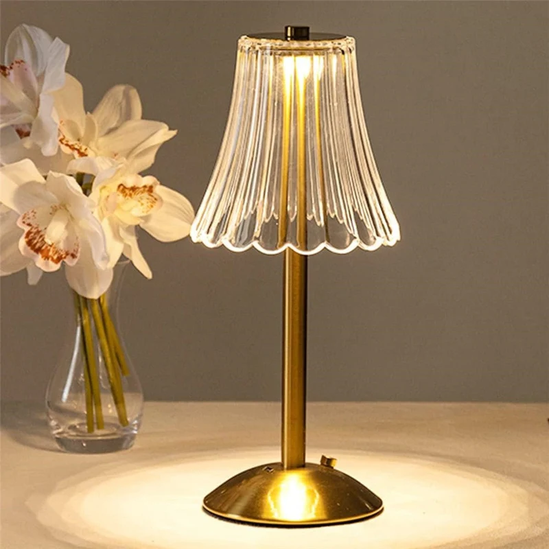 Elegant Krystal Lampe i Guld – Tidssvarende Luksus til Hjemmet