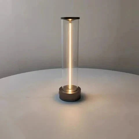 Stilren Bordlampe med LED-Lys til Moderne Indretning