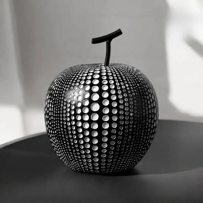 Moderne Harpiksæble Skulptur med Unikt Polka Dot Design