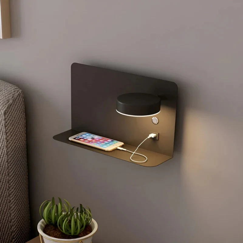 Væglampe med USB Oplader og Praktisk Hylde