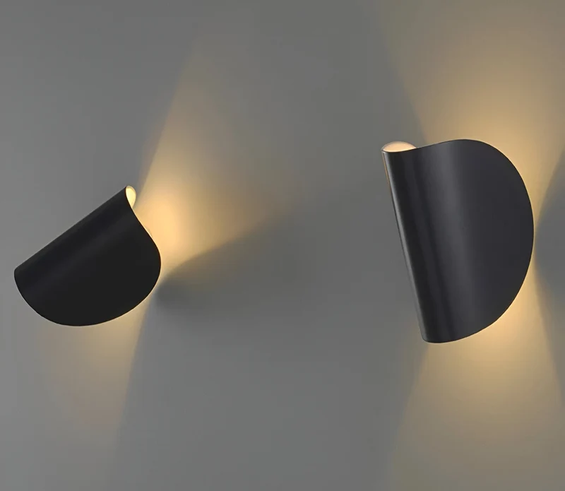 Drejbar Væglampe i Kurvet Design - Optimal Belysning