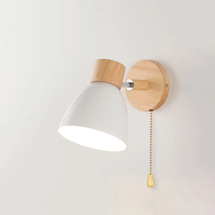 Farverig Væglampe i Jern og Træ – Justerbart Lysdesign
