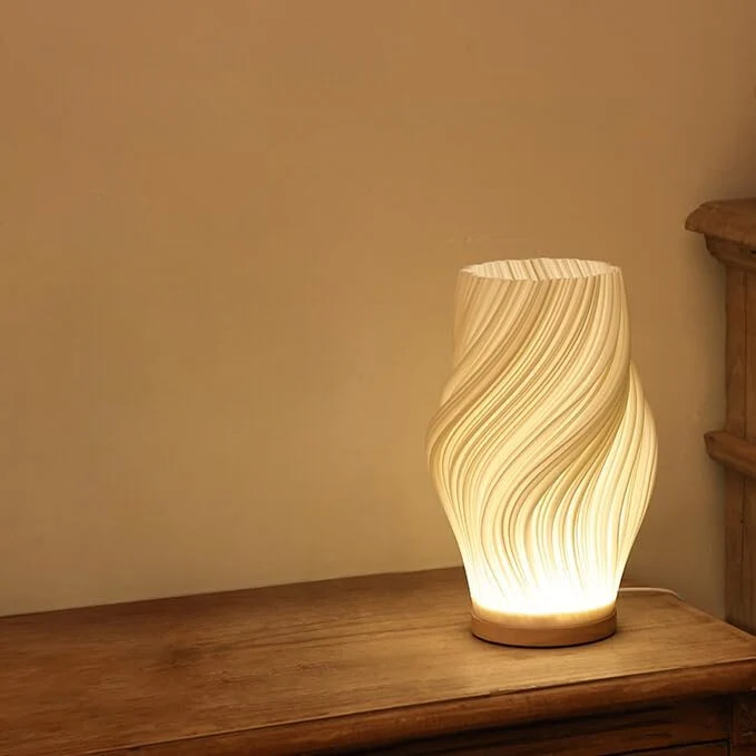Moderne Bordlampe med Dæmpbart Lys og Skulpturel Elegance