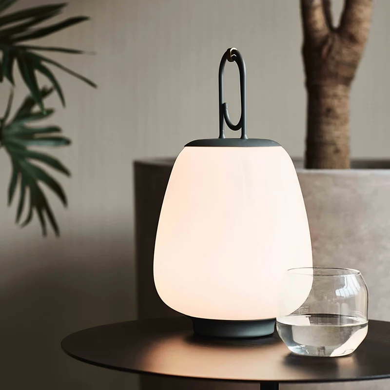 Bærbar Bordlampe med USB-opladning og Elegant Design