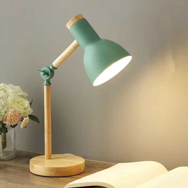 Stilfuld Natbordslampe med Behagelig Belysning i Trædesign