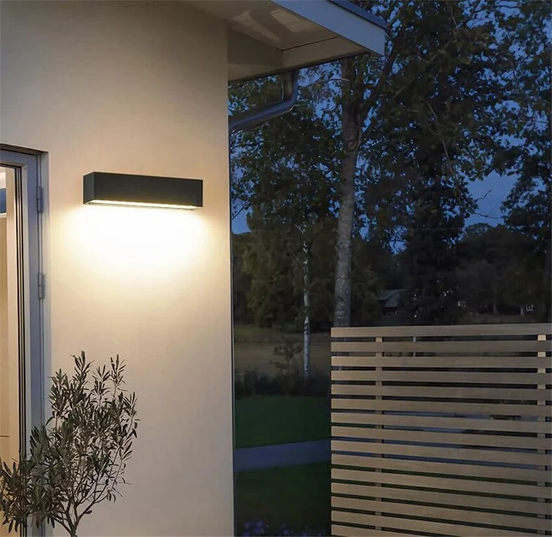 Elegant Udendørs Væglampe med LED - Vandtæt og Energisparende