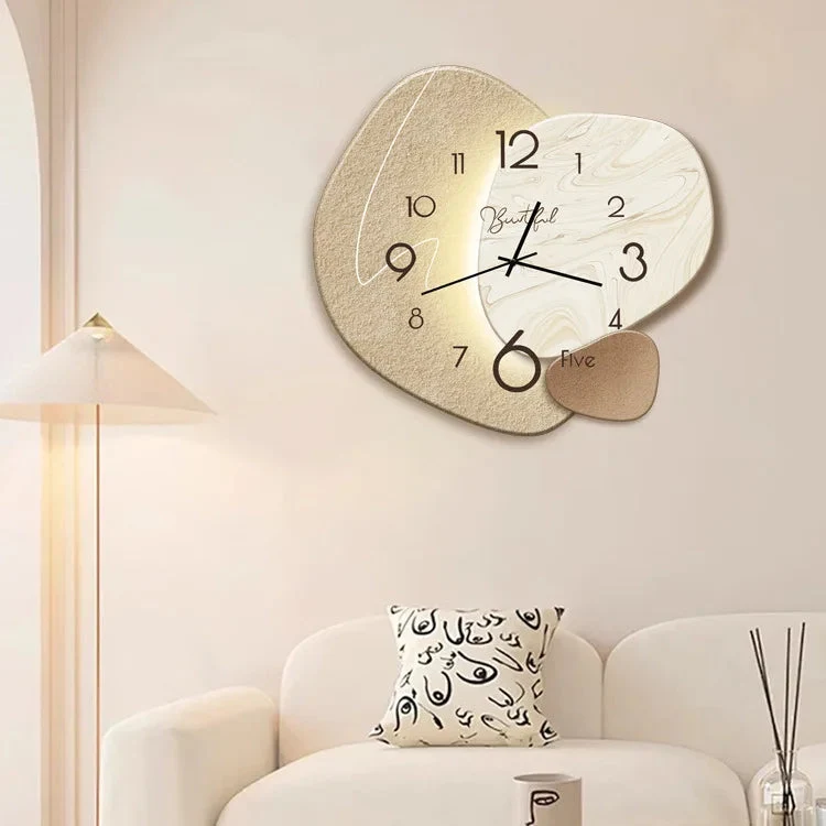 Elegant Vægur med Stilfuldt Design for Moderne Indretning