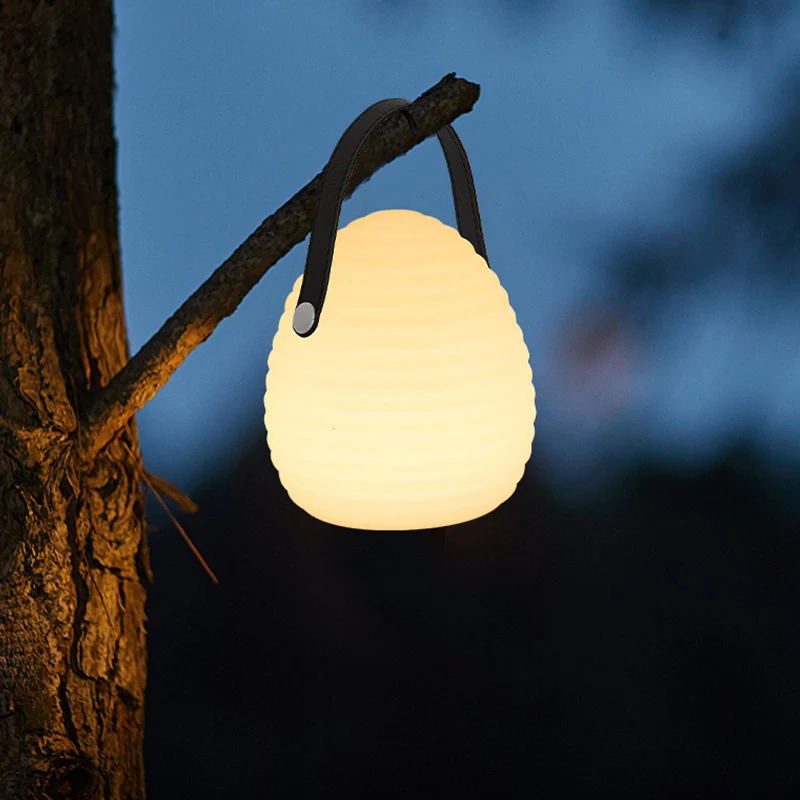 Elegant LED Udendørslampe med Farverigt Lys til Haven